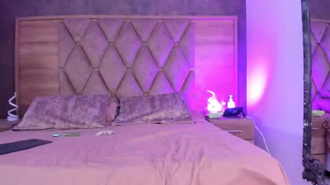 YG COUPLE online show from 01-14-26, 08:03