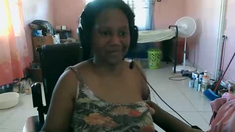 Snapshot of eirondra_valeen chatting on 10-25-25, 01:07 Eirondra Valeen online show from 10-25-25, 01:07