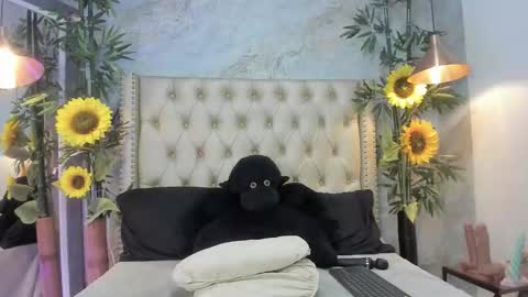 Snapshot of elaine6 chatting on 10-30-25, 08:53 eli online show from 10-30-25, 08:53