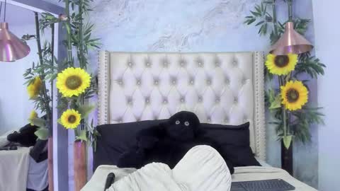 Snapshot of elaine6 chatting on 11-06-25, 10:21 eli online show from 11-06-25, 10:21