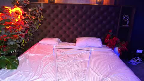 elegant_mysterious online show from 10-23-25, 08:29