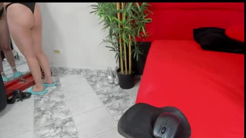 Snapshot of elena_and_derek chatting on 12-22-24, 06:04 Elena Derek online show from 12-22-24, 06:04