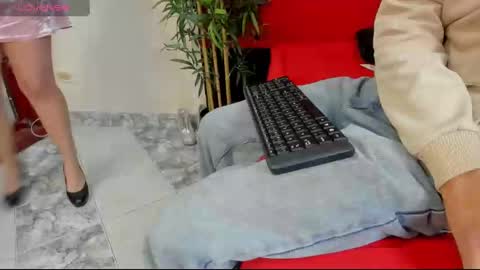 Snapshot of elena_and_derek chatting on 12-26-24, 12:25 Elena Derek online show from 12-26-24, 12:25