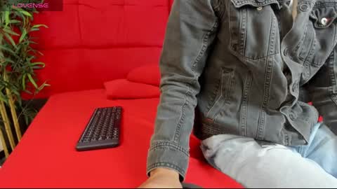 Snapshot of elena_and_derek chatting on 01-05-25, 07:28 Elena Derek online show from 01-05-25, 07:28