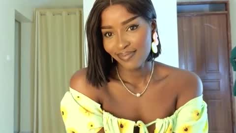 Snapshot of elena_love1111 chatting on 02-22-25, 05:02 Elena online show from 02-22-25, 05:02