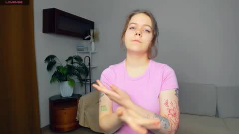 Snapshot of elenn_minty chatting on 10-21-25, 07:09 Margo online show from 10-21-25, 07:09