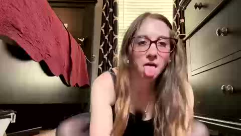 Elenore Hoesevelt online show from 10-10-25, 05:56