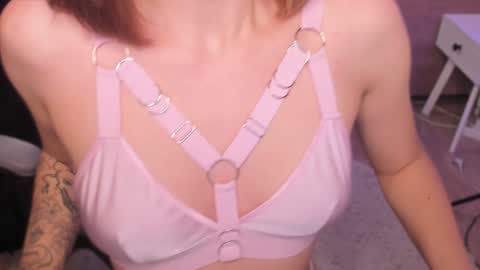 Snapshot of eli_llie chatting on 01-04-25, 01:42 Eli online show from 01-04-25, 01:42