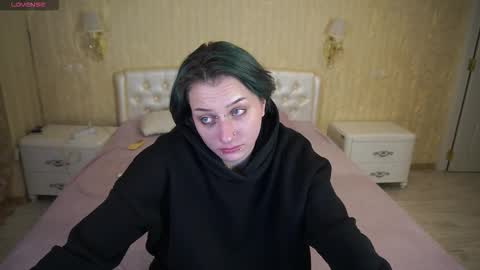 Luna online show from 12-19-25, 12:06