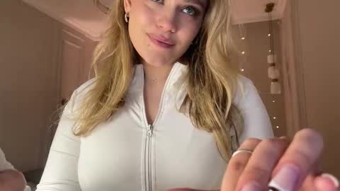 Snapshot of elixiirr chatting on 03-18-26, 08:56 Stephanie online show from 03-18-26, 08:56