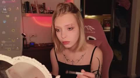 Snapshot of eliza_sadcat chatting on 11-27-25, 01:24 Elizabeth online show from 11-27-25, 01:24