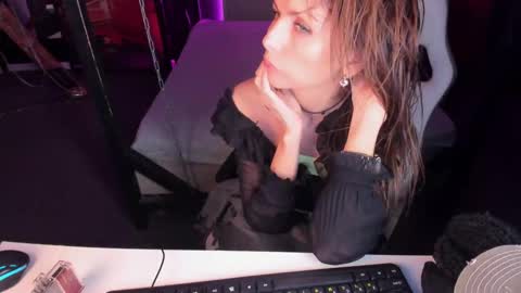 Elizabethangel online show from 03-10-25, 12:37
