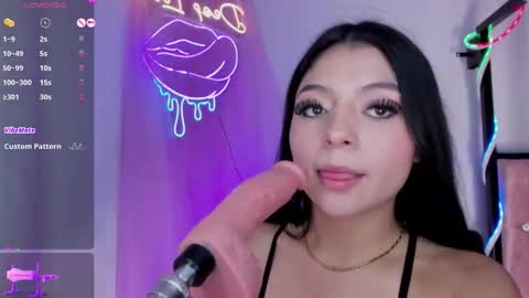 Snapshot of elizabetcooper chatting on 11-21-25, 02:43 Elizabeth online show from 11-21-25, 02:43