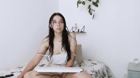 Snapshot of elizabeth_evanz chatting on 10-31-25, 02:18 elizabeth online show from 10-31-25, 02:18