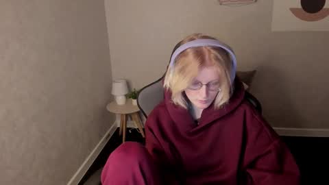 Snapshot of elizabeth_harpper chatting on 11-22-25, 01:26 Elizabeth online show from 11-22-25, 01:26