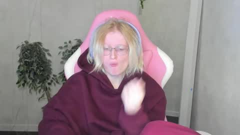 Snapshot of elizabeth_harpper chatting on 11-28-25, 01:19 Elizabeth online show from 11-28-25, 01:19