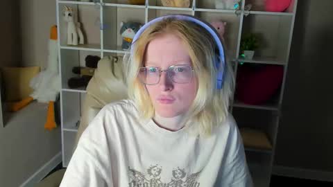 Snapshot of elizabeth_harpper chatting on 12-15-25, 12:59 Elizabeth online show from 12-15-25, 12:59
