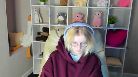 Snapshot of elizabeth_harpper chatting on 12-16-25, 12:37 Elizabeth online show from 12-16-25, 12:37