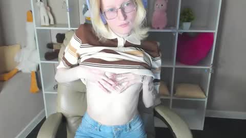 Snapshot of elizabeth_harpper chatting on 12-17-25, 01:00 Elizabeth online show from 12-17-25, 01:00