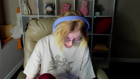 Snapshot of elizabeth_harpper chatting on 12-18-25, 01:33 Elizabeth online show from 12-18-25, 01:33