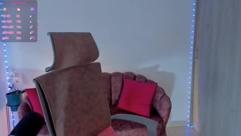 Snapshot of elizabetharo chatting on 11-21-25, 10:19 Eliza online show from 11-21-25, 10:19