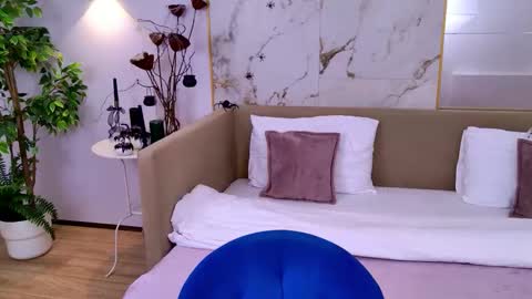 Elizabeth online show from 10-28-25, 04:09