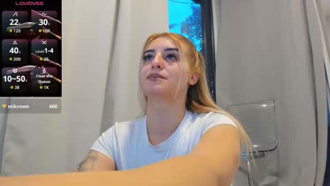 Snapshot of ella_vee chatting on 10-04-25, 04:32 ella_vee online show from 10-04-25, 04:32