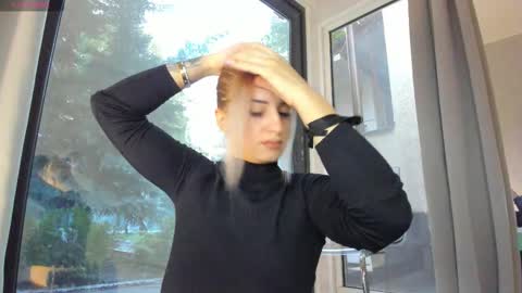 Snapshot of ella_vee chatting on 10-05-25, 04:22 ella_vee online show from 10-05-25, 04:22
