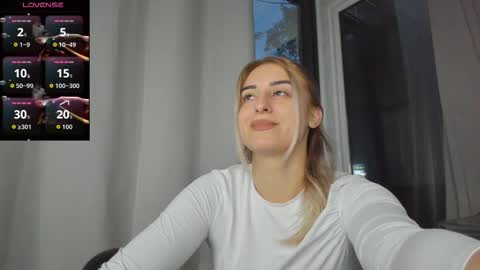 Snapshot of ella_vee chatting on 10-08-25, 04:21 ella_vee online show from 10-08-25, 04:21