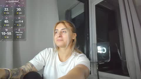 Snapshot of ella_vee chatting on 10-10-25, 03:49 ella_vee online show from 10-10-25, 03:49