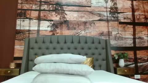 Snapshot of elle_luv chatting on 02-09-25, 05:40 Elle online show from 02-09-25, 05:40