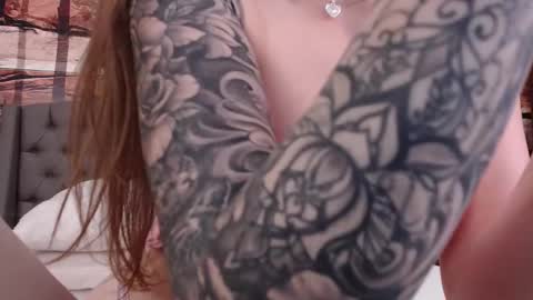 Snapshot of elle_luv chatting on 09-22-25, 03:41 Elle online show from 09-22-25, 03:41