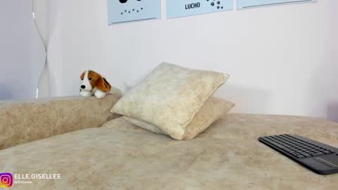 Snapshot of ellegisellee chatting on 02-07-25, 01:43 Yiss online show from 02-07-25, 01:43
