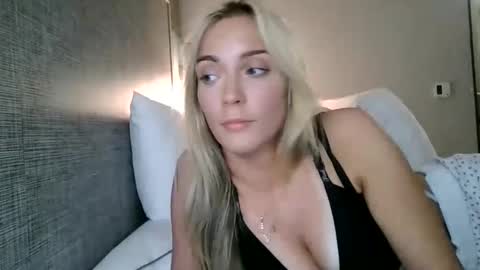 Snapshot of elliebellyy chatting on 09-29-25, 11:20 Ellie online show from 09-29-25, 11:20
