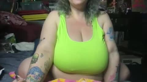 Snapshot of ellielouise11 chatting on 10-30-25, 04:14 Ellie Louise online show from 10-30-25, 04:14