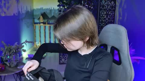 elliemurler online show from 10-13-25, 01:00