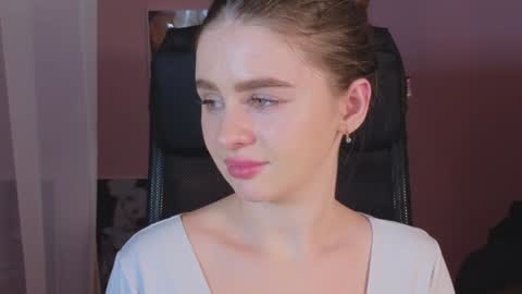 Snapshot of elliephant_ chatting on 12-23-24, 05:22 just Emily online show from 12-23-24, 05:22