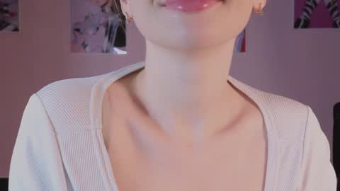 Snapshot of elliephant_ chatting on 12-24-24, 06:39 just Emily online show from 12-24-24, 06:39