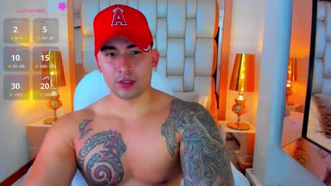 Snapshot of elliott_veelez chatting on 09-17-25, 08:32 E L L I O T V E L E Z online show from 09-17-25, 08:32