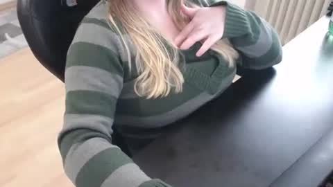 Elly online show from 10-21-25, 01:56