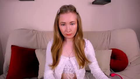 Snapshot of ellycolins chatting on 11-11-25, 02:55 Elly online show from 11-11-25, 02:55