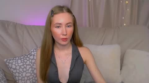 Snapshot of ellycolins chatting on 11-19-25, 03:06 Elly online show from 11-19-25, 03:06