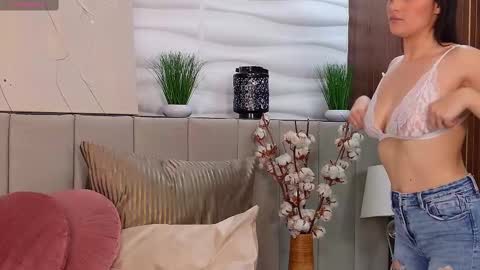 Snapshot of ellyross_ chatting on 02-16-25, 11:27 EllyRoss online show from 02-16-25, 11:27
