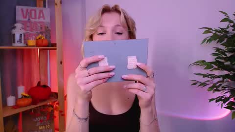 Snapshot of ellysunloverr chatting on 11-03-25, 03:52 Elly online show from 11-03-25, 03:52