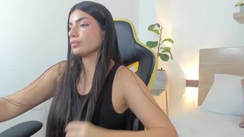 Snapshot of elody_grundy chatting on 10-28-25, 04:05 E L O D Y online show from 10-28-25, 04:05