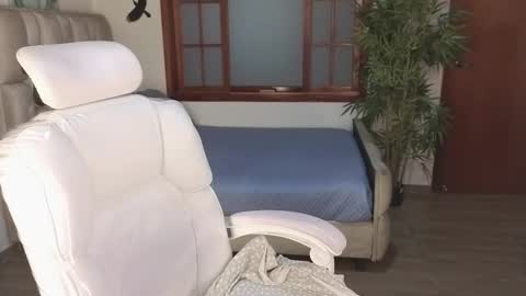 Eloise  . online show from 02-06-26, 08:34