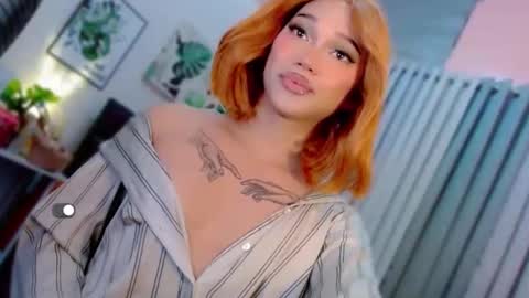 Snapshot of elvie_hughes chatting on 10-30-25, 11:33 elvie_hughes online show from 10-30-25, 11:33