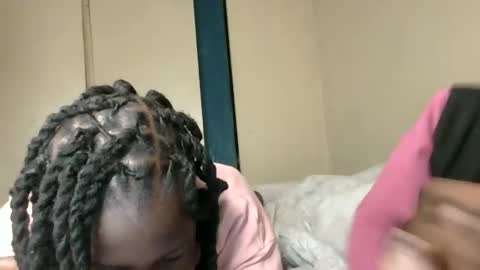 Snapshot of elvier_pretty chatting on 10-16-25, 06:03 flo online show from 10-16-25, 06:03