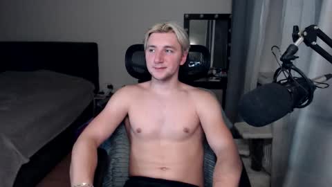 Snapshot of elvin_vaenight chatting on 10-08-25, 10:40 Elvin Vaenight online show from 10-08-25, 10:40