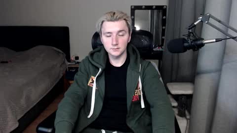 Snapshot of elvin_vaenight chatting on 10-21-25, 12:44 Elvin Vaenight online show from 10-21-25, 12:44